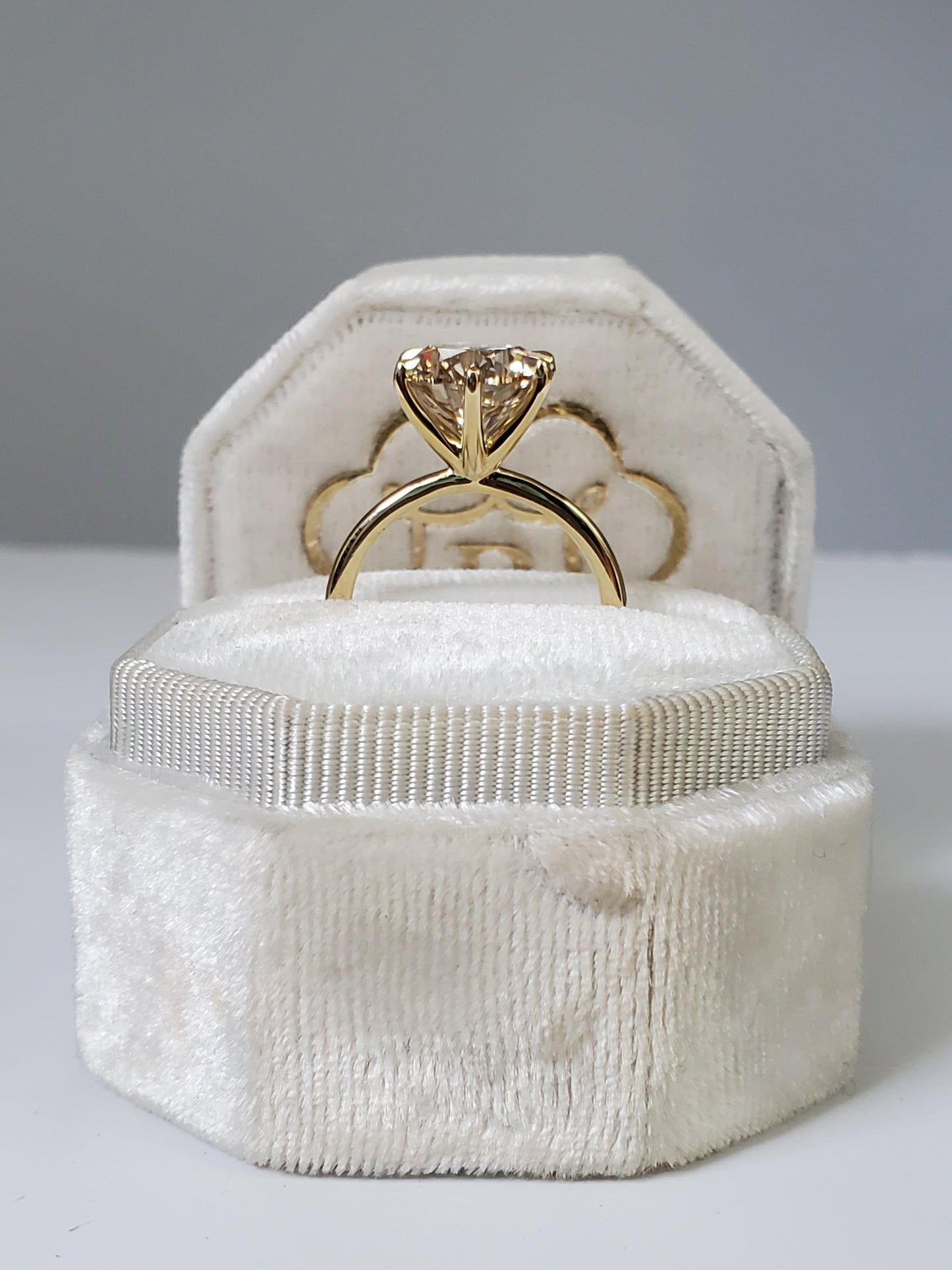 3.50 Carats Round Brilliant Cut Solitaire Diamond Engagement Ring in Yellow Gold - BenzDiamonds